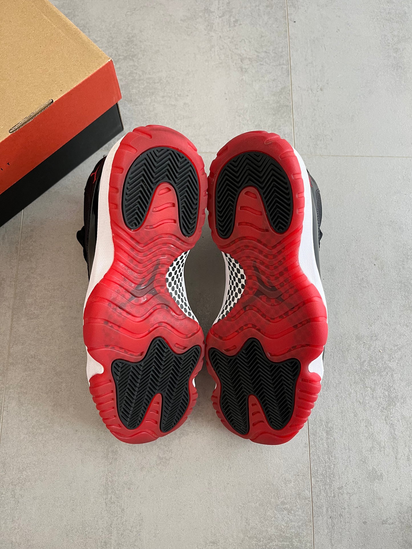 UK 9 - Jordan 11 Retro Playoffs Bred (2019)